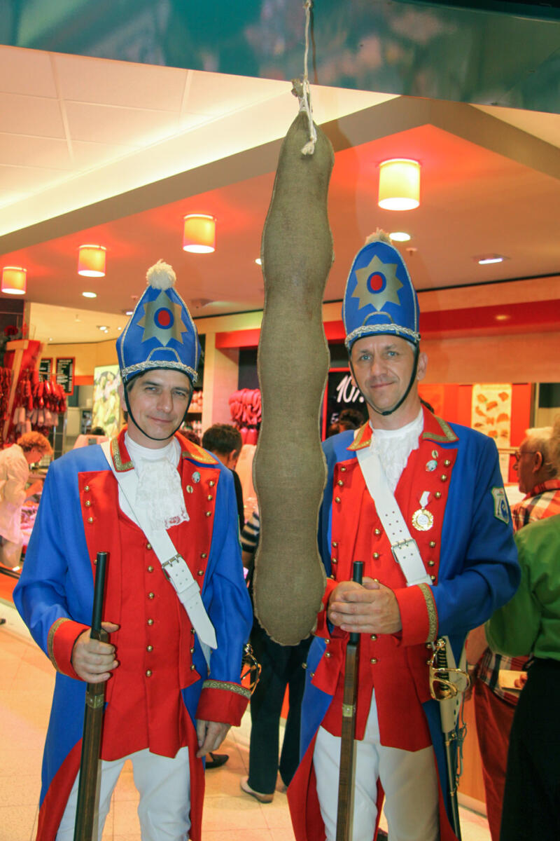 Die Langen Kerls von Spremberg waren auch zu Besuch und haben die "Salami-Schätzaktion" für uns betreut. 