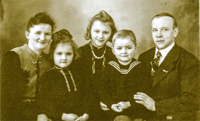 Werner Kadach (sen.) mit Frau Frieda und den 3 Kindern Anneliese, Hannelore und Werner (um 1942)