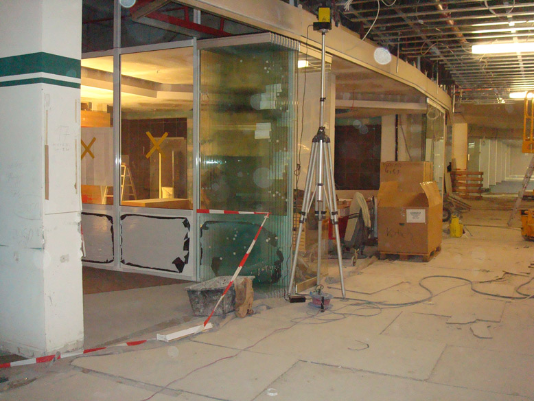 Bau der Kadach Filiale in der alten Halle des VEB Textilkombinates Cottbus/ vor dem späteren Eingangsbereich der Filiale (2008) 