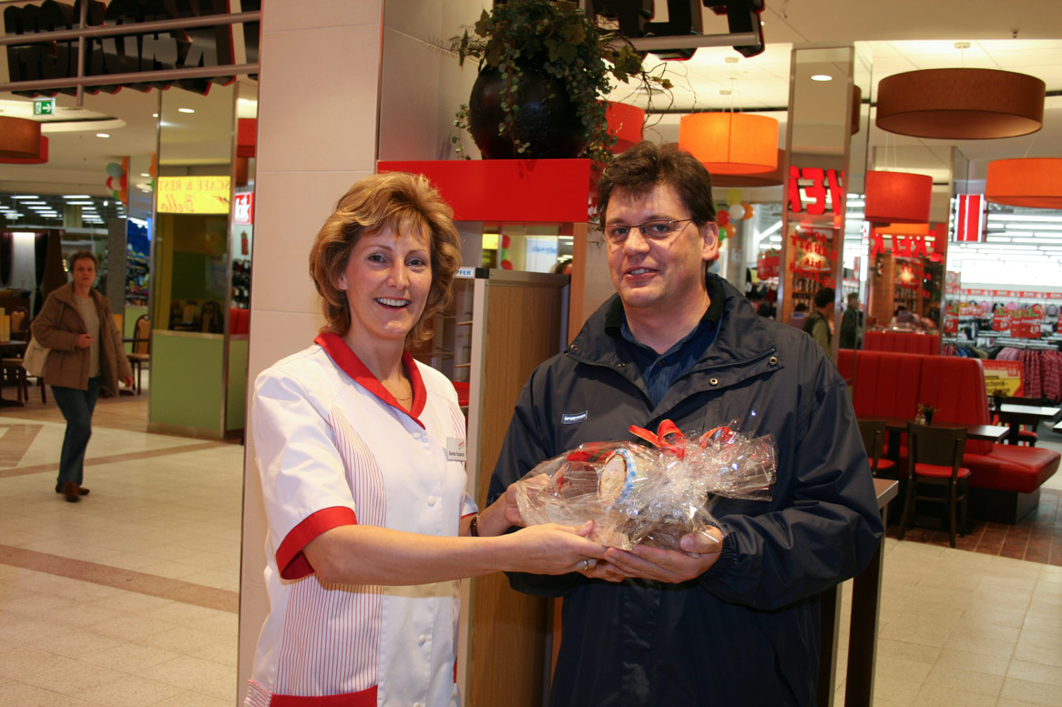 Beate Kadach mit dem ersten Kunden der neuen Filiale im TKC 2008