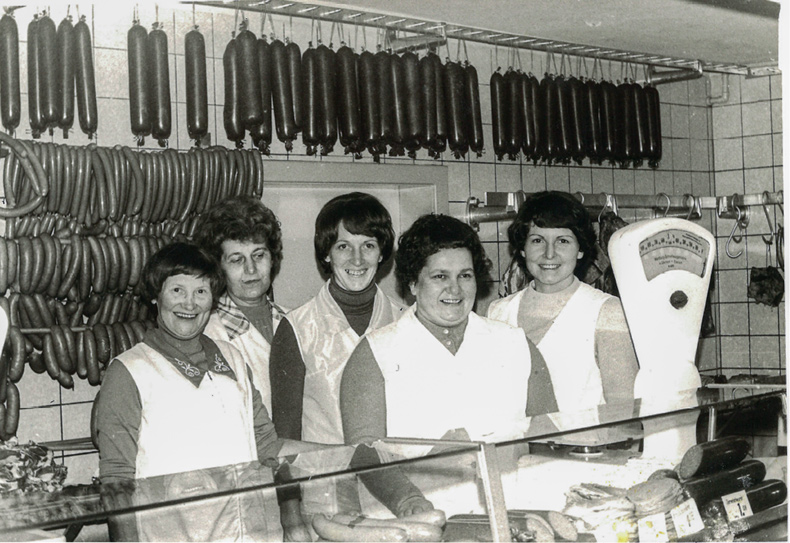 Unsere Verkäuferinnen im "Forster Eck" mit Ingrid Kadach (r) um 1980