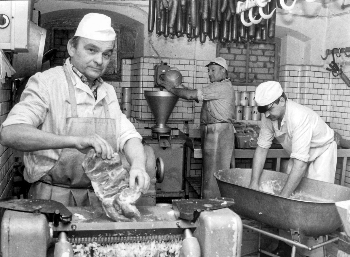 Werner Kadach in den 80er Jahren in der Produktion der Fleischerei in der Georgenstraße